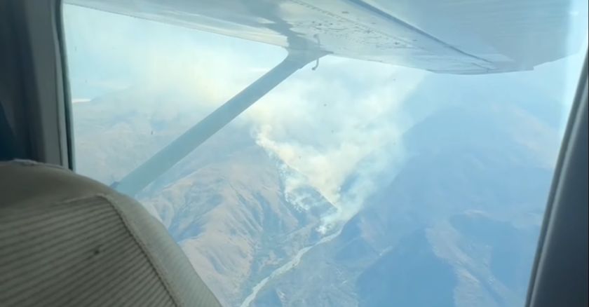 Urgen acciones por aire para controlar restos del incendio en Sama