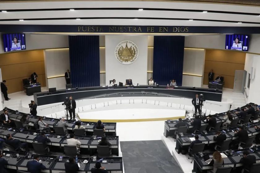 ONG advierte que El Salvador se suma a países autoritarios al reformar Constitución