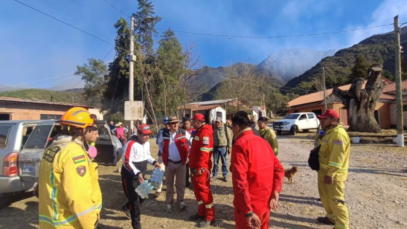 Movilizan más de una decena de carros cisterna para controlar incendio en Tarija