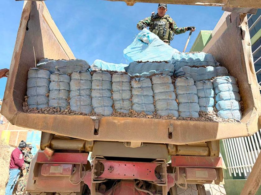 Cae volqueta con 836 kilos de marihuana escondida 