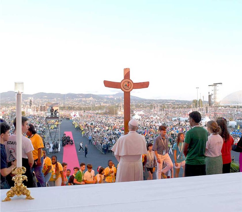 El Papa llama a “construir un mundo más humano”