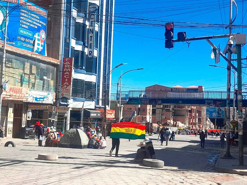 Comerciantes bloquean avenida Universitaria y exigen licencias a la Alcaldía