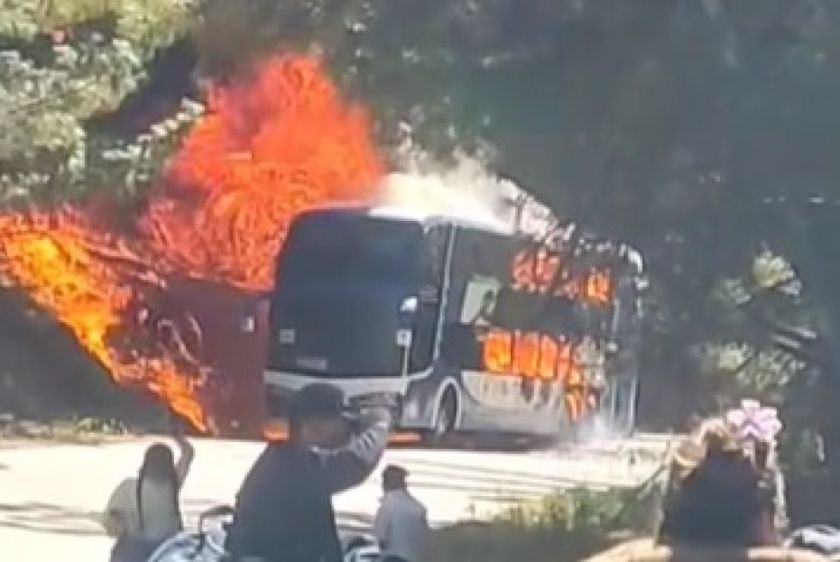 Arde un bus que se dirigía a Sucre para la Parada Militar
