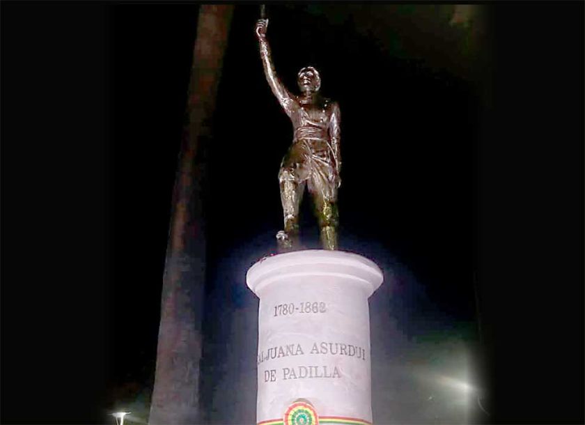 Nuevo monumento enaltece a Juana en  la Plaza 25 de Mayo 