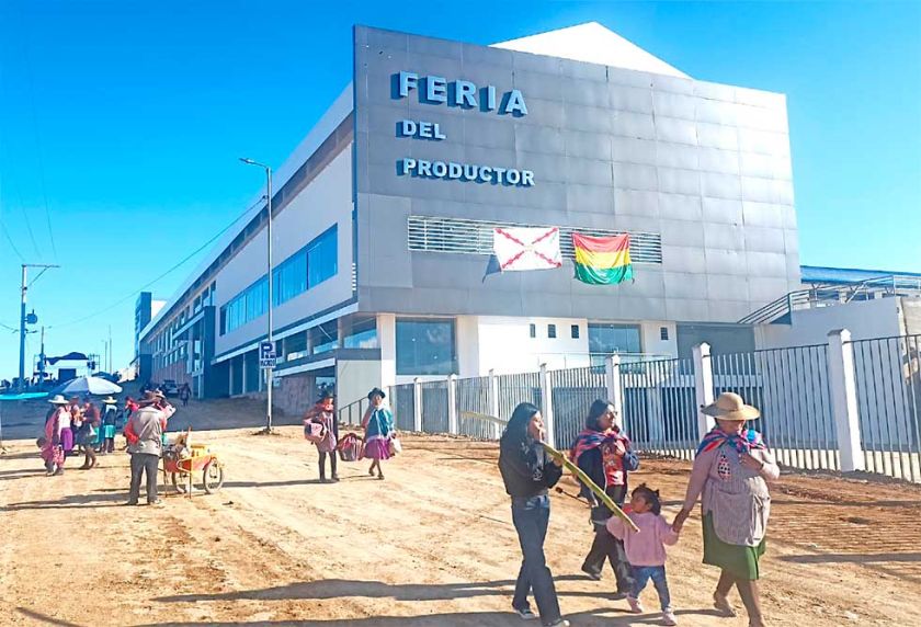 Arce entrega el Mercado  del Bicentenario en Sucre
