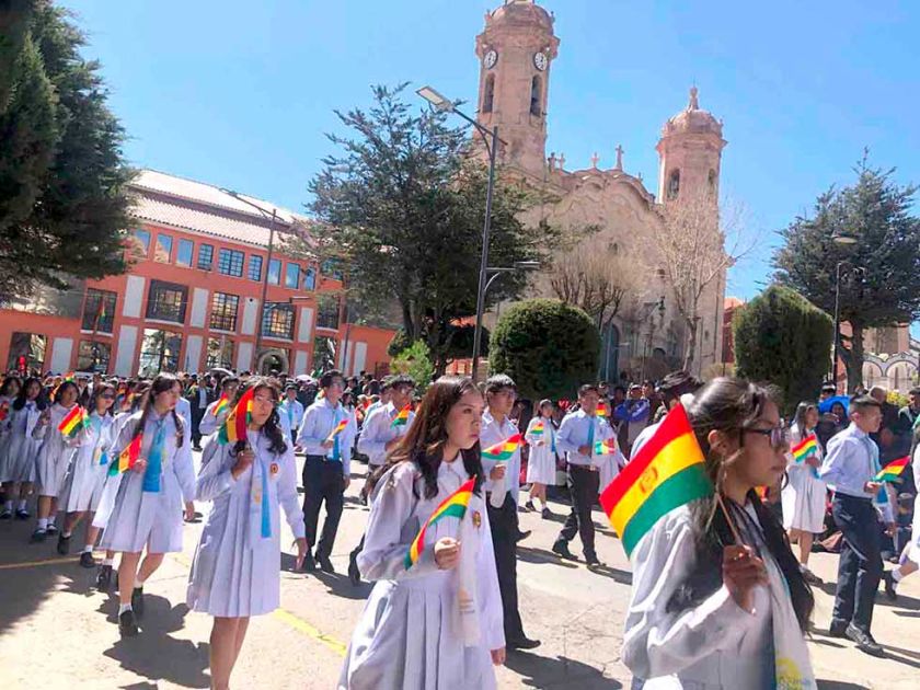 Más de cien unidades  educativas le rinden su  homenaje a  Bolivia
