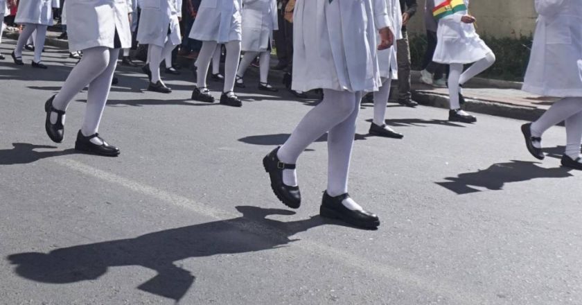 La Paz: Sorprenden a hombre mientras filmaba a las estudiantes en el desfile escolar 