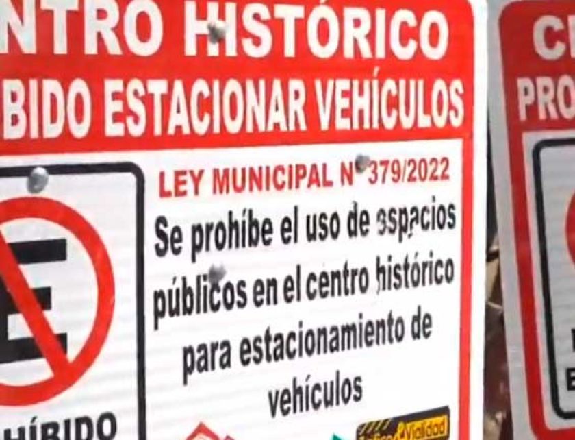 Prohíben parqueo de vehículos en la plaza 10 de Noviembre