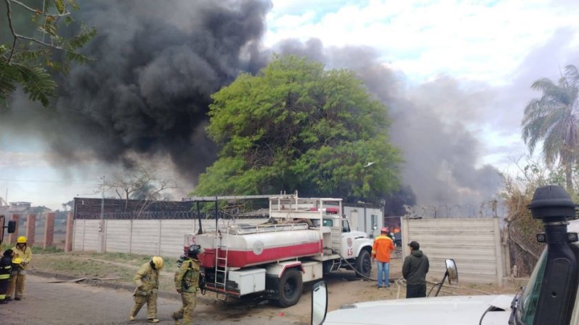 Incendio en predios de la Gobernación cruceña consumió 10 vehículos, 15 cuadratracks y almacén con mobiliario
