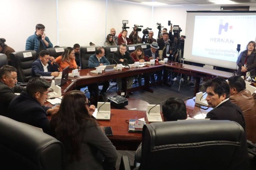 Litio: Comisión prevé reinstalar este lunes la sesión para tratar contrato con empresa rusa