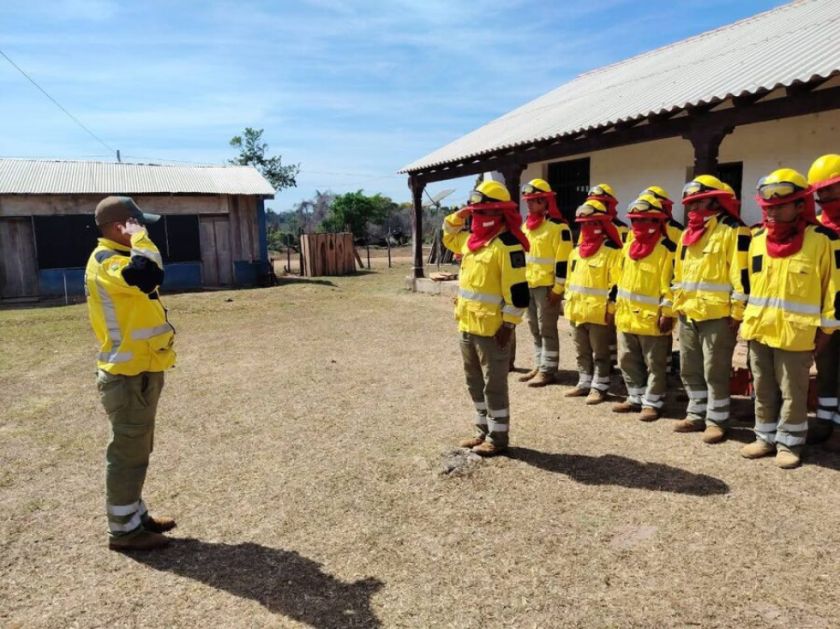 Movilizan a 64 efectivos del CCREA y Áreas Protegidas para combatir fuego en el Parque Noel Kempff