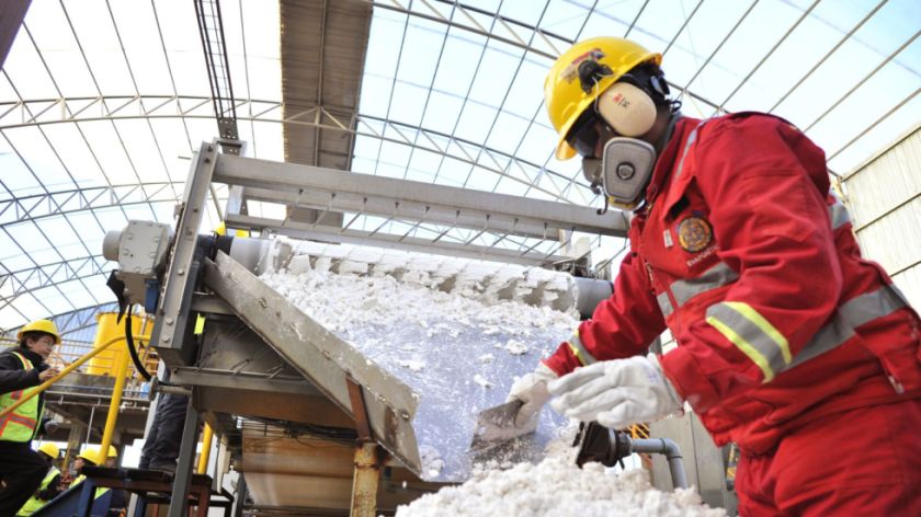 YLB: Bolivia adoptó tecnología francesa y china para la producción piloto de materiales catódicos y baterías de litio 