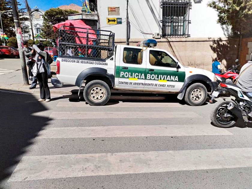 Ley que prohíbe estacionar  en plaza central es ignorada