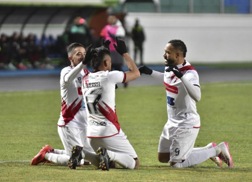 Nacional Potosí aplasta a la “U” en partido con tres expulsados