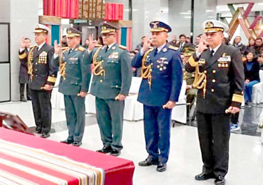 A tres días de las elecciones, Arce cambia a cúpula militar