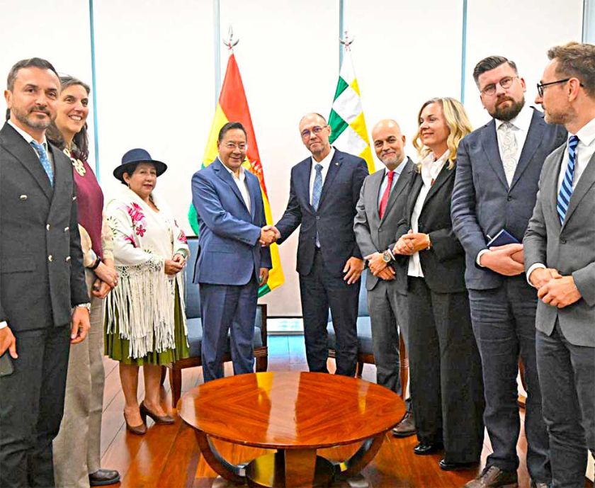 Arce promete “transición democrática” a OEA y UE