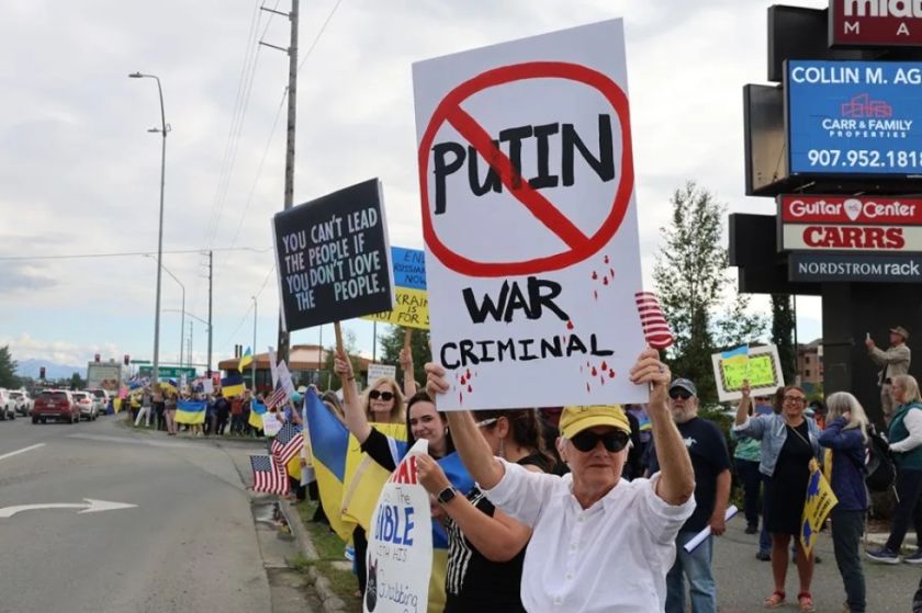 Anchorage, Alaska, le niega la bienvenida a Putin: «es un criminal de guerra»