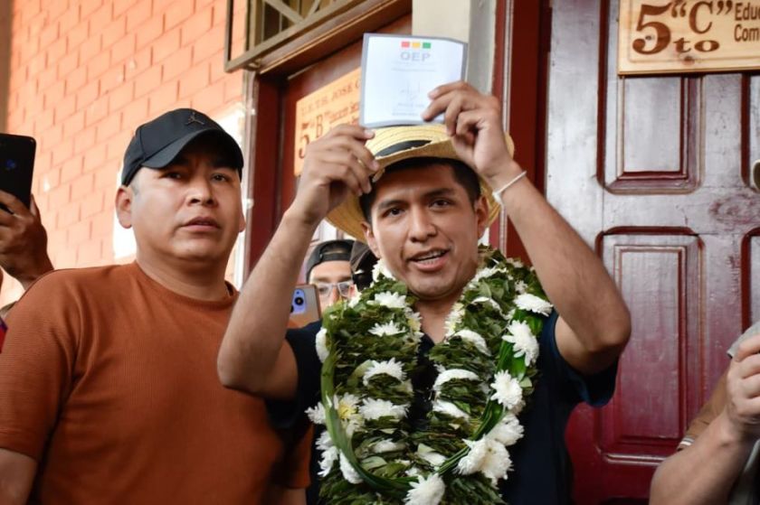 Andrónico Rodríguez vota en medio de incidentes; reportan que le lanzaron piedras