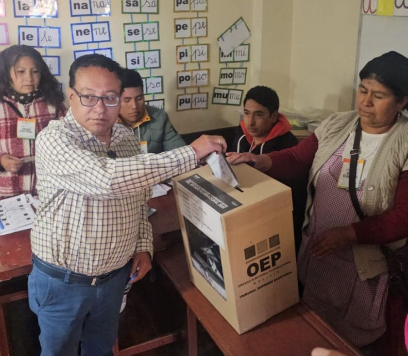 Asambleista vota y espera que se logre un presidente en primera vuelta