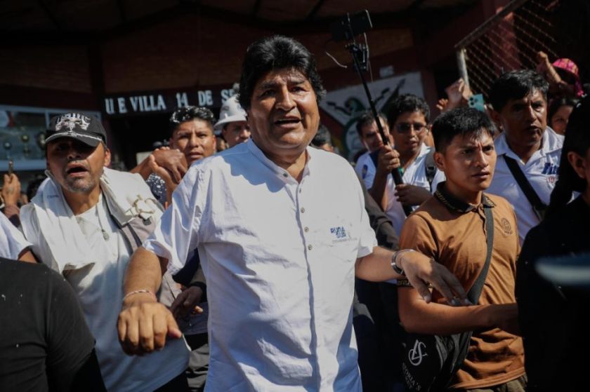 Evo Morales se mueve blindado por sus seguidores pese a orden de captura en jornada electoral