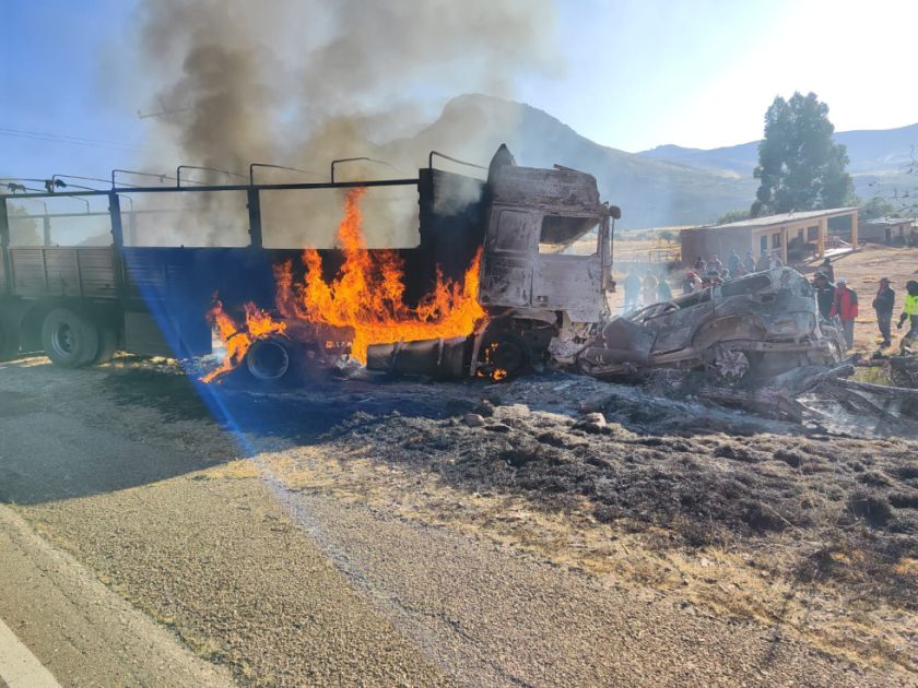 Vehículo se incendia tras impactar contra un tráiler en Potosí