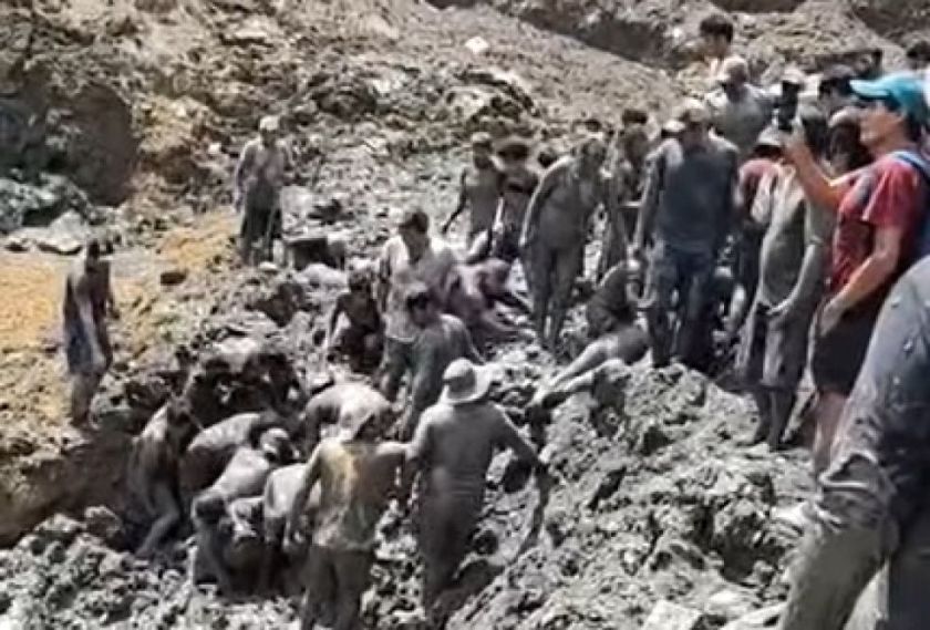 Rescatan a tres personas heridas tras deslizamiento en una mina de La Paz
