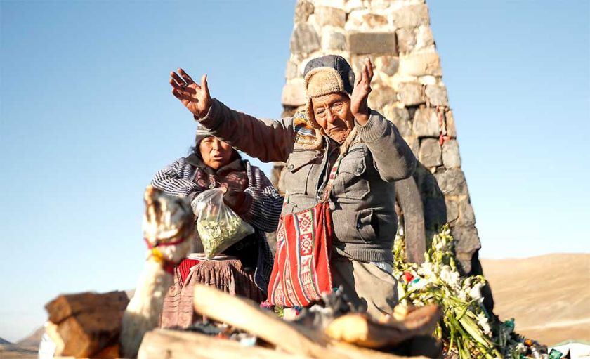 Entre sahumerios y fetos de llama sabios piden un gobierno próspero
