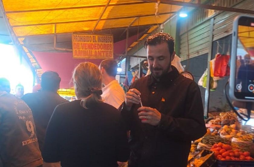 Velasco llegó al mercado Abasto de Santa Cruz, donde debía debatir con Lara