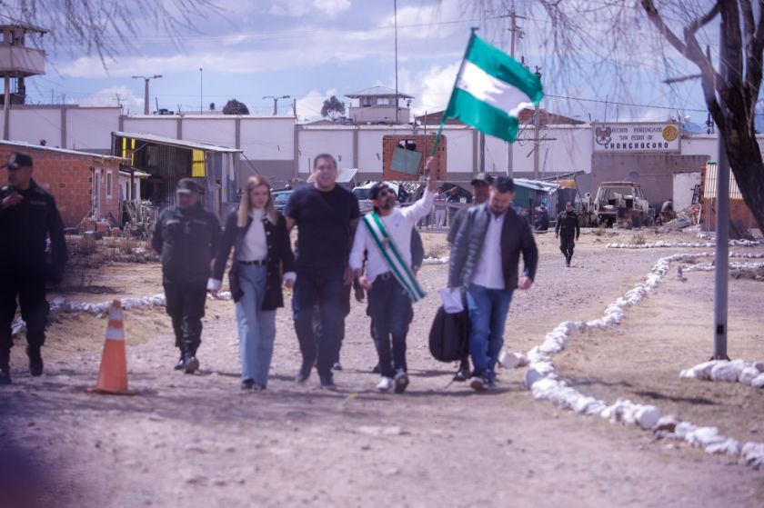 Luis Fernando Camacho abandona la cárcel de Chonchocoro