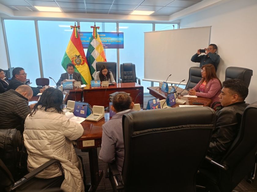 Comisión aprueba ley para designar vocales del TSE y pasa al pleno de Diputados para su sanción