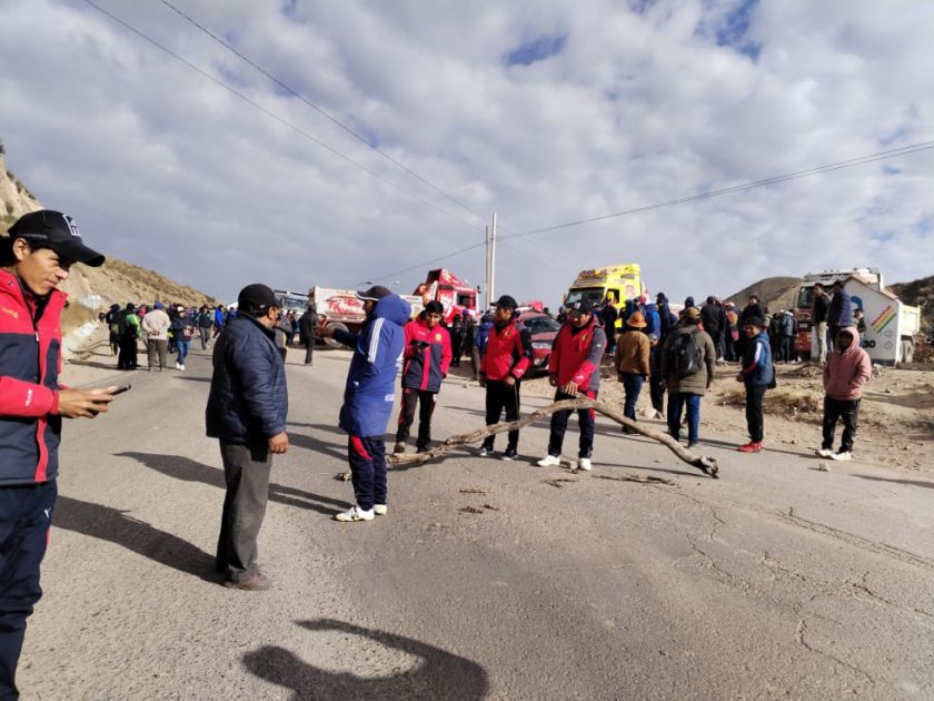 Pobladores bloquean camino a Sucre exigiendo camino