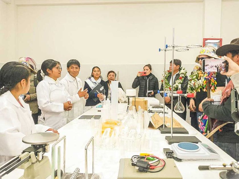 Entregan equipamiento a escuelas en varios municipios de Potosí
