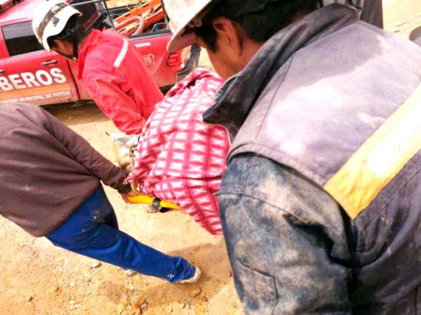 Dos jucus mueren por gas al interior de una mina en el Cerro Rico de Potosí