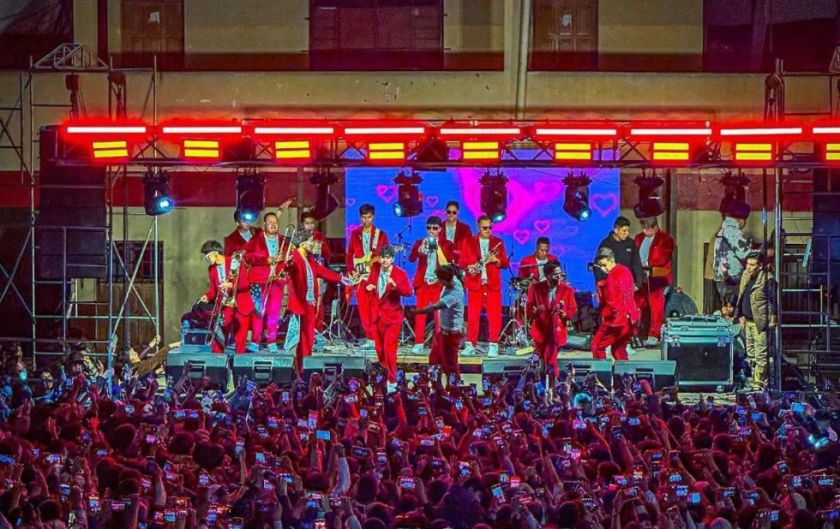 “Ha provocado un efecto dominó”: Cantante se lanzó al público y originó avalancha en Oruro