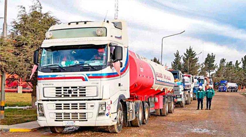 Cisternas bolivianas varadas sin poder cargar combustible en Paraguay