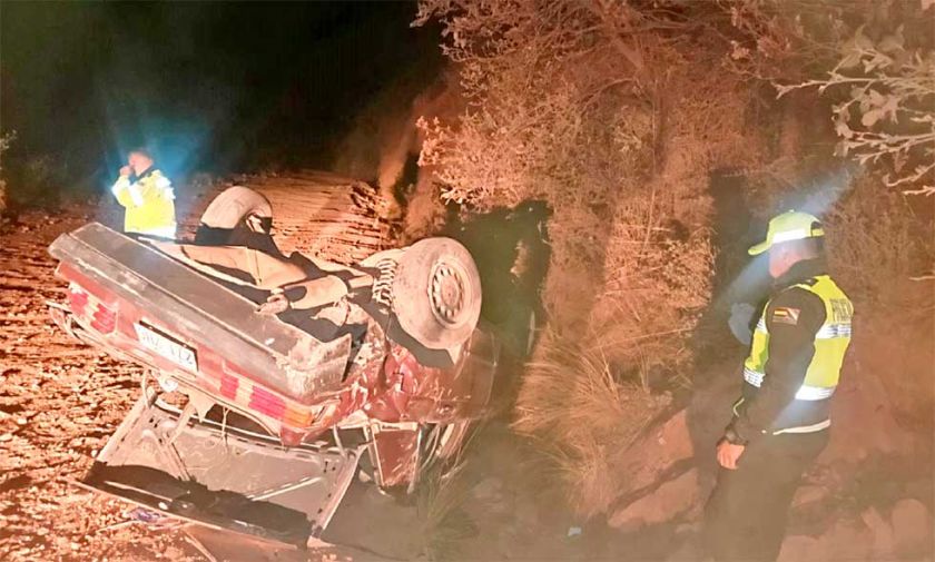 Dos jóvenes se accidentan con cinco niños en el auto