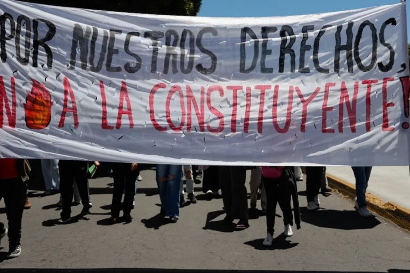 Un fallecido, 12 militares heridos, «represión» y «emboscadas» en protestas de Ecuador