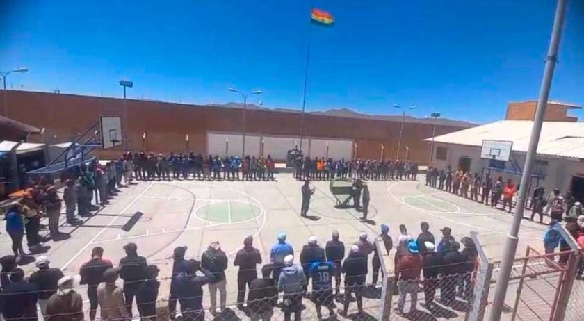 Internos de Uyuni entregan báculos, contenedores y casas para mascotas