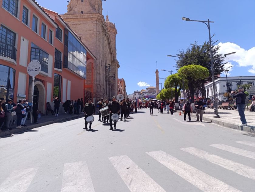 Los desfiles por la plaza están prohibidos, pero son cada vez más numerosos