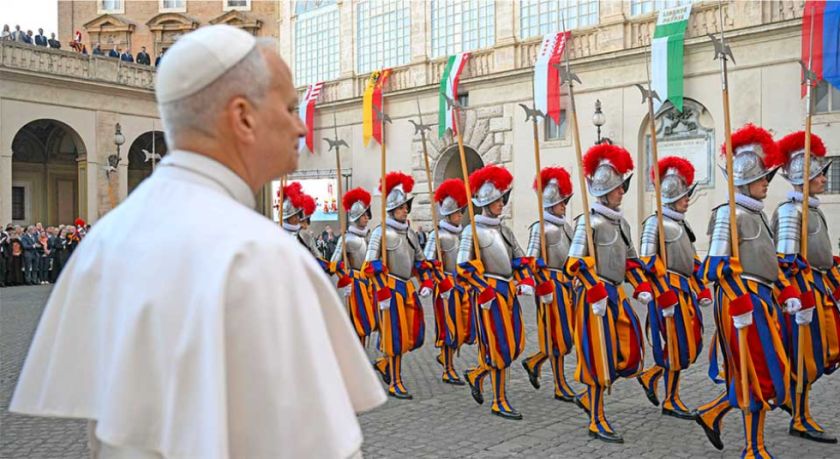Papa recibe el juramento de soldados de su guardia