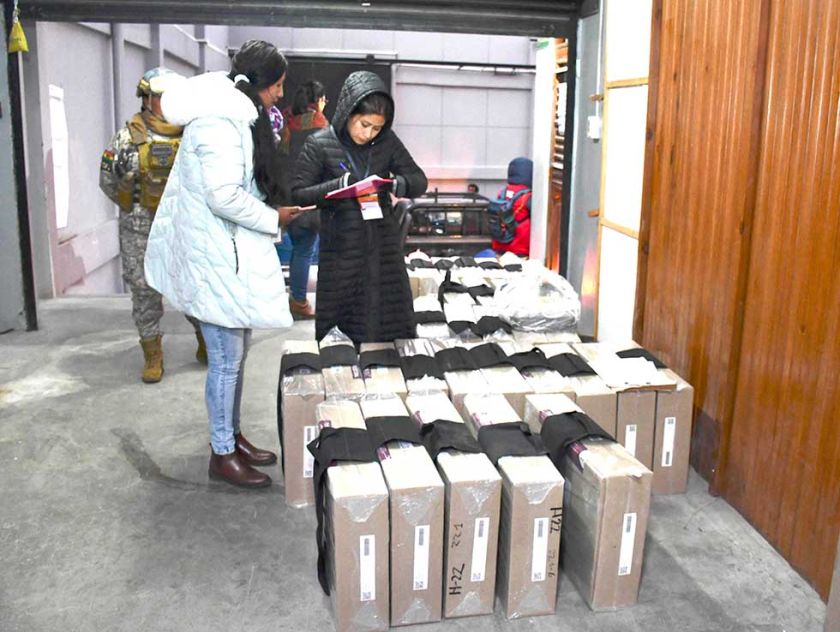 Las maletas electorales llegan a los  recintos y está lista la segunda vuelta