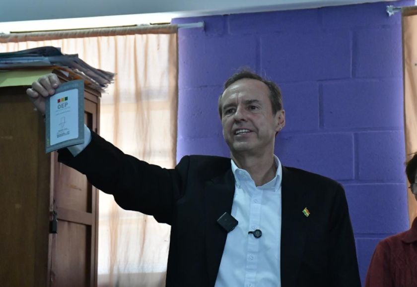 Tuto emite su voto en La Paz tras acompañar a su compañero de fórmula en Santa Cruz