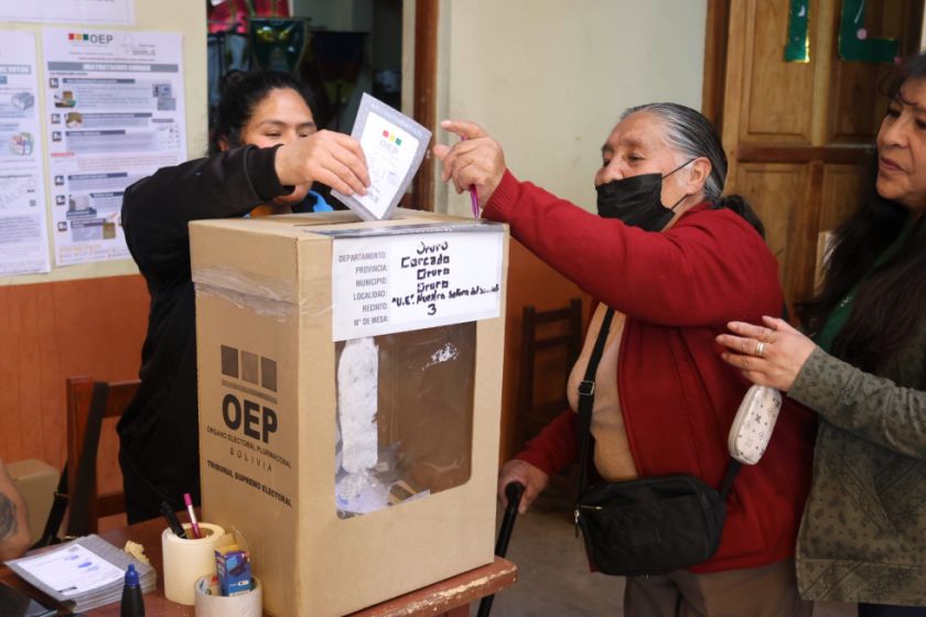 Las mesas electorales comienzan a cerrar luego de ocho horas de votación en Bolivia