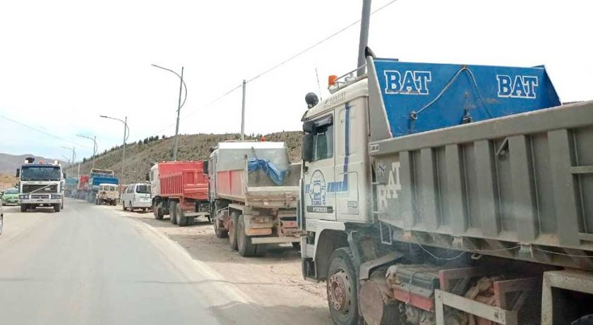 Los transportistas denuncian supuesta venta ilegal de carburantes en Potosí