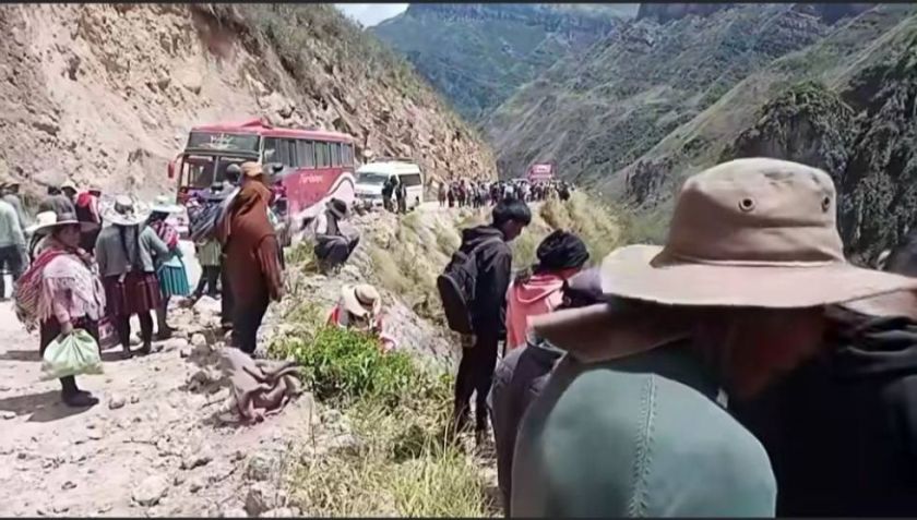 Reportan que hay 15 muertos y 30 heridos tras embarrancarse bus en Cochabamba