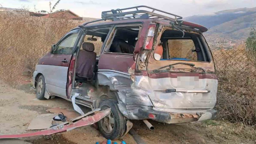 Un muerto y al menos 10 heridos tras vuelco de minibús en la ruta Cochabamba - Oruro
