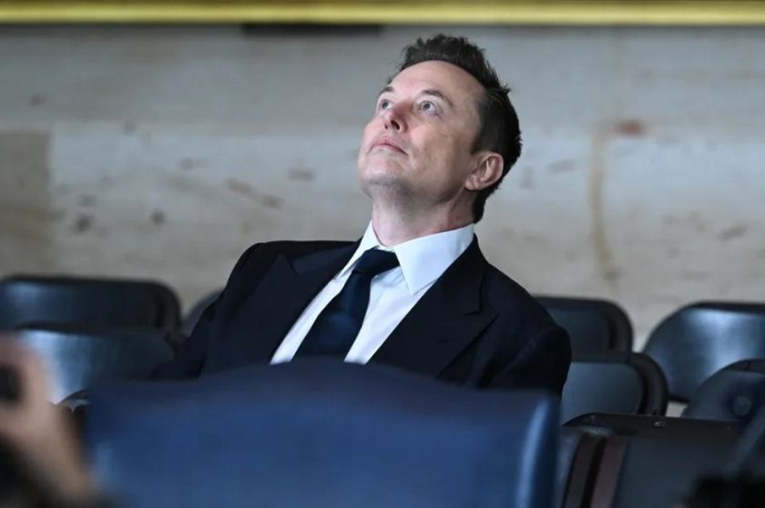 Tesla avisa que Elon Musk podría irse si no se le concede un billón de dólares en acciones