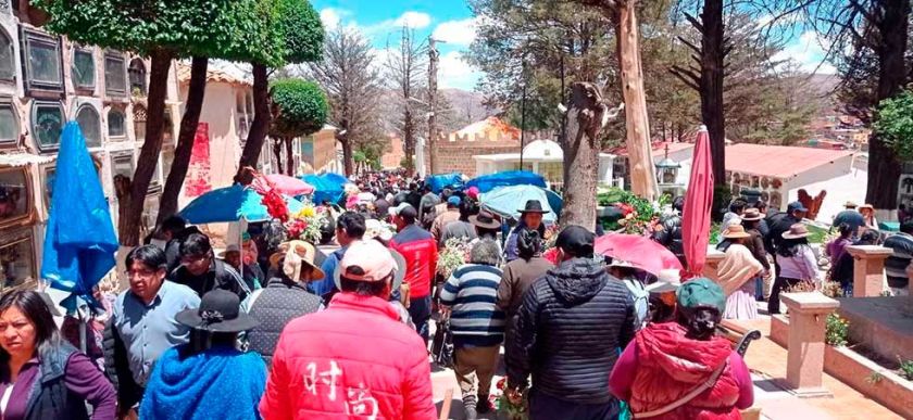 Prohíben alcohol y q'oas en el cementerio por Todos Santos