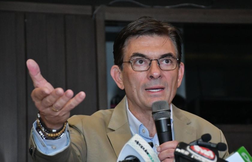 Un descapotable, alfombra roja y Bs 10 millones: Viceministro revela pedidos del nuevo Gobierno