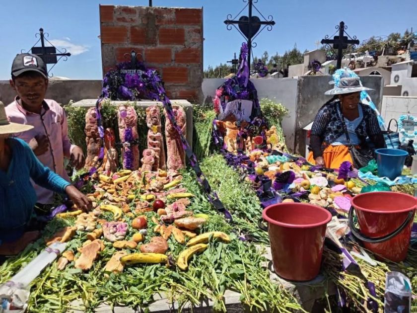 Los bolivianos se reencuentran con sus seres queridos en la festividad de Todos los Santos
